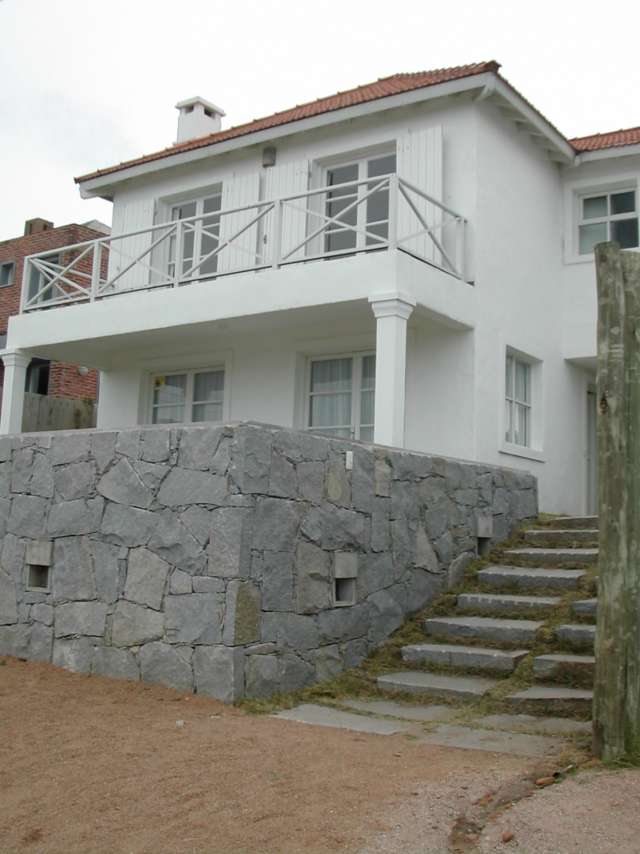 Información de CASAS EA92 de inmobiliaria ALMA DE MAR en el barrio LA BARRA 
 Casa en Montoya a pocos pasos del mar, excelentes vistas . 
4 dormitorios mas dependencia de servicio
Planta alta: dormitorio ppal. en siute, mas dos dormitorios y un baño.
Planta baja: Un dormitorio, toilette, living comedor, cocina, dependencia de servicio con baño, casa de huespedes al fondo con cama matrimonial y su baño, parrillero, lavadero y piscina. 
