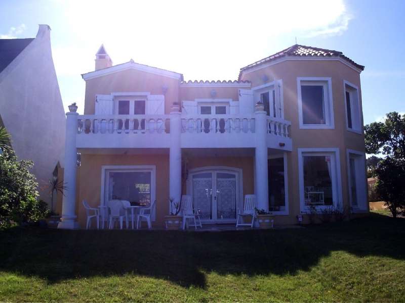 Información de CASAS GA758 de inmobiliaria GANCEDO y ASOC en el barrio MONTOYA 
 Magnifica propiedad con la playa Montoya a sus pies.
Con una de las mejores vistas al mar posible,  esta simpática casa cuenta con un amplio jardín, 4 dormitorios con 4 baños, dependencia completa, amplia cocina, comedor, living de generoso tamaño, etc. 
Buena decoración y equipamiento, hacen de esta propiedad una excelente inversión.
 