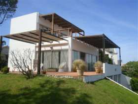 Información de CASAS JJ85 de inmobiliaria JJ INMOBILIARIA en el barrio LA BARRA 
 Calle Alborada y Los Destinos.
De la  ruta al mar a metros del arroyo y a 1 cuadra de la desembocadura.
Terreno 509 m2.
Buena cosntrucción.
Living comedor al frente con salida a una muy linda terraza.
1 dormitorio 1 baño.
Cocina y dependencia  de servicio con baño atrás de la misma.
En planta baja a nivel de calle y con salida a un jardín 2  dormitorios muy cómodos en suite.
Aparte 1 apto de huéspedes independiente con baño, cocina y terraza propia con vista. 