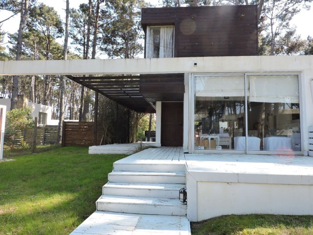 Información de CASAS MS995 de inmobiliaria AMARRAS en el barrio MONTOYA 
 Moderna propiedad con pileta en el bosque de Montoya.
Excelente entorno, distribuida en tres plantas, cocina integrada, tres dormitorios en la casa principal más uno aplio externo con baño y dormitorio de servicio con baño también externo.
Jardín cercado y terracita para comer los asados mirando hacia la piscina.
Vea las fotos o visitela en nuesta oficina de Amarras La Barra. 