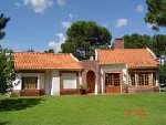 Información de CASAS PL296 de inmobiliaria PUCURULL en el barrio PORTEZUELO BOSQUE 
 2 DORM. 2 BAÑOS. Simpática casa en el bosque, a 3 cuadras de la Ruta, en un lindo rond-point. Buen entorno, prolija, luminosa, agradable.  living-comedor, cocina bien equipada, parrillero. Piscina.        