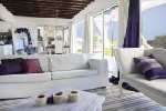 Información de CASAS SA226 de inmobiliaria SERGIO & ANDREA en el barrio ARENAS DE J.IGNACIO 
 Lindísima casa en Arenas de José Ignacio, cuenta con tres dormitorios (una suite) y dependencia de servicio con entrada independiente.
Amplio living comedor con cocina integrada y tv plasma, toilette, deck con parrillero, y un hermoso jardín. Garage.
 