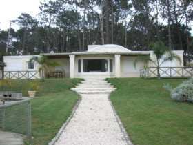 Información de CASAS SD344 de inmobiliaria SANTOS DUMONT en el barrio MONTOYA 
 Casa de 2 dormitorios, 1 baños (1 suite) y dependencia de servicio. Capacidad para 6 personas. Segundo dormitorio con 3 camas. 
Deck espectacular , Jardín con parrillero y pileta
1200 de terreno 140  construidos 
 