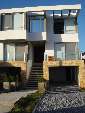 Información de CASAS SD4047 de inmobiliaria SANTOS DUMONT en el barrio MANANTIALES 
 Casa de 3 dorm y dependencia a metros de la playa.
Living y dormitroio principal con vista al mar y jacuzzi, parrillero y pileta climatizada , equipada completamente.
Entrando por la puerta principal se encuentra el comedor a la izquierda y el living a la derecha, detras del comedor esta la cocina y detras del living hay una escalera  + toilet. Hay una salida directa al parrillero y a la pileta, bajando por fuera dependencia de servicio y lavadero.
Arriba 3 dormitorio, un dorm en suite mas dos dormitorios que comparten un baño. Todos con aire acondicionado. 
 